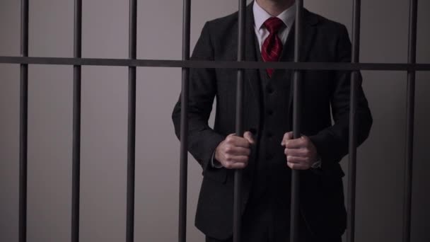 Vit krage man brottsling i fängelse — Stockvideo