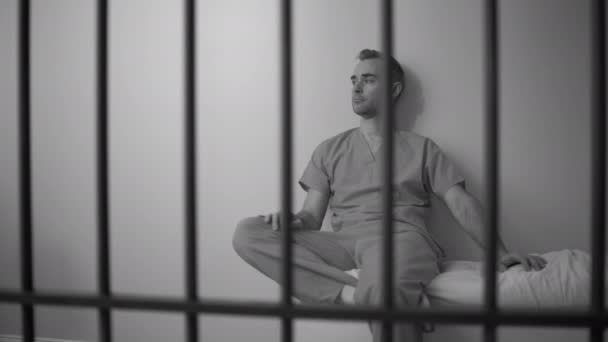 Заключенный в тюрьме — стоковое видео