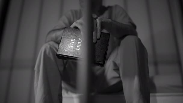 Homme détenu en prison avec Bible — Video