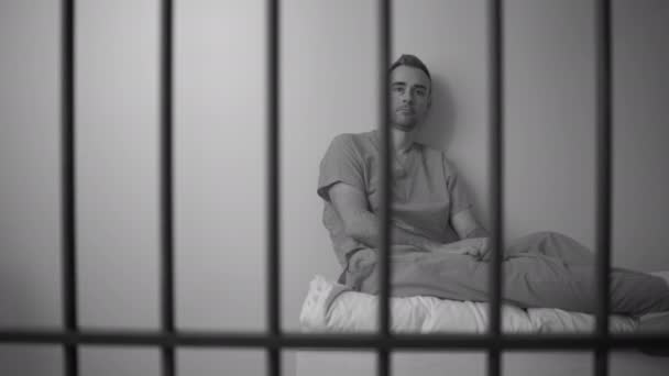 Чоловік у в'язниці — стокове відео