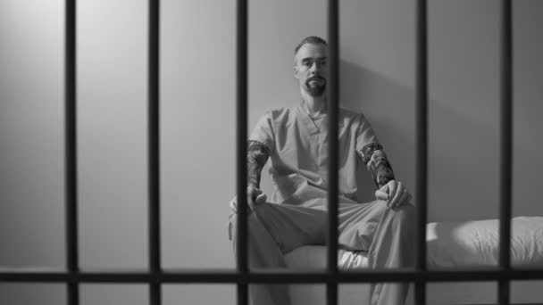 Чоловік у в'язниці — стокове відео