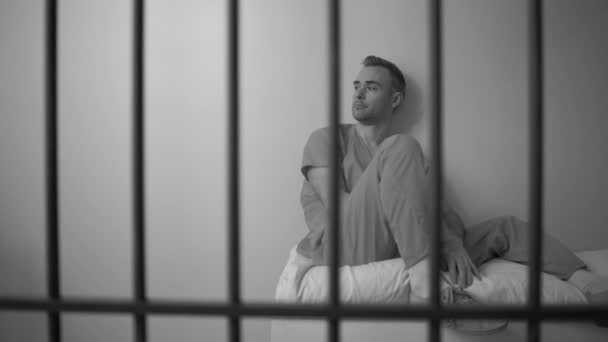 Recluso homem na prisão — Vídeo de Stock