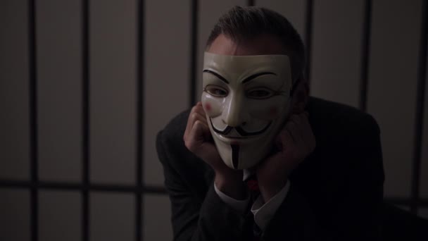 Vista do homem hacker anônimo na prisão — Vídeo de Stock