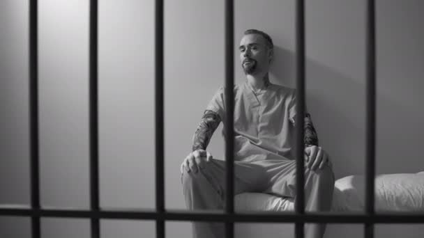 Hombre preso en la cárcel — Vídeo de stock