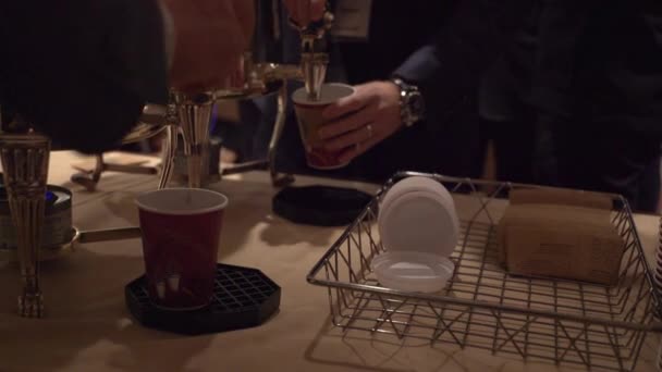 Présence prenant un café à une conférence — Video