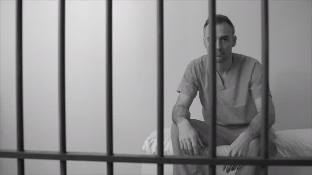 男性受刑者が刑務所に座っています。 — ストック動画