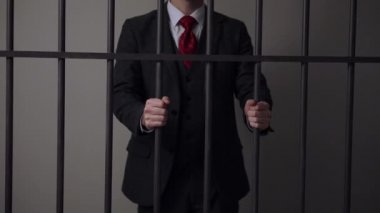 Beyaz yakalı adam suçlu hapishanede