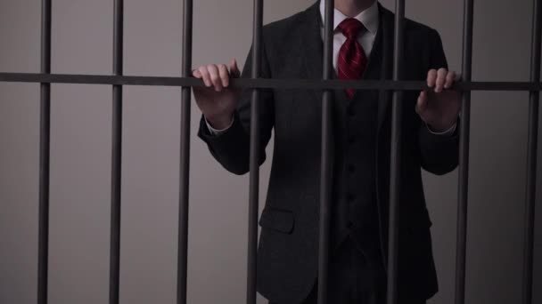 Bílých límečků zločinec muž ve vězení — Stock video