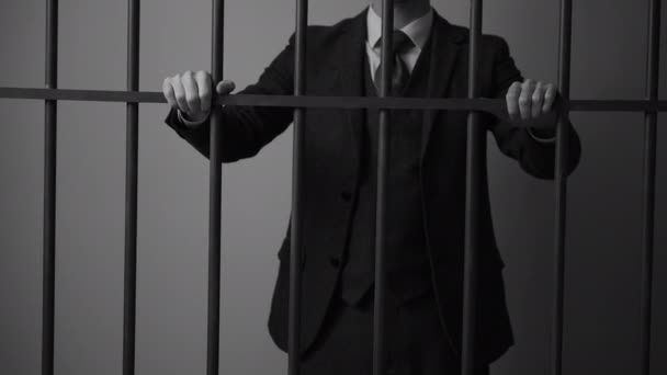Vit krage man brottsling i fängelse — Stockvideo