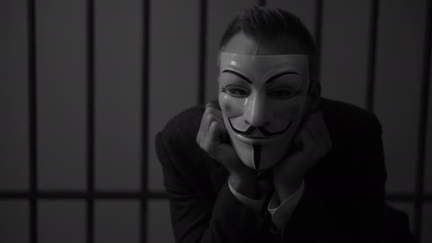 Anonymer Hacker blickt im Gefängnis auf Kamera (s / w-Version)) — Stockvideo