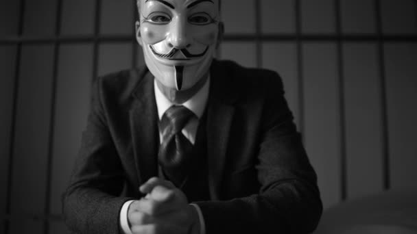 Anonymous hacker sedí ve vězení (černobílé verze) — Stock video