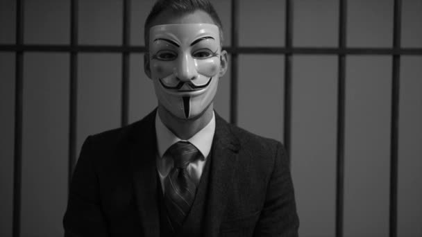 Anonym hacker man sighes i fängelse (svartvit Version) — Stockvideo