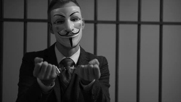 Anonymer Hacker in Handschellen im Gefängnis (s / w-Version)) — Stockvideo