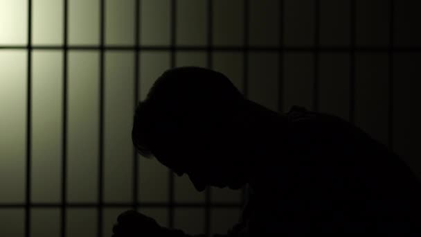 Силует людини у в'язниці — стокове відео