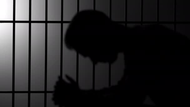 Silueta del hombre en la cárcel — Vídeos de Stock