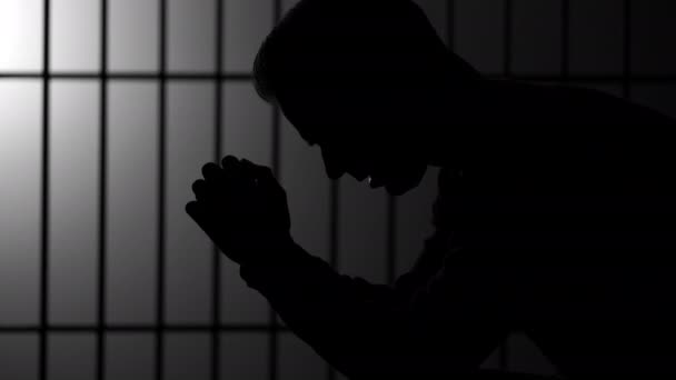 Silhouette d'homme en prison — Video