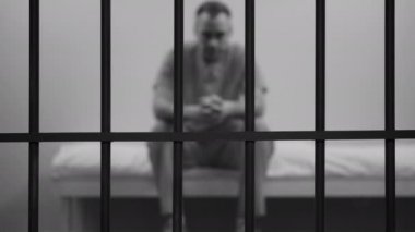 adam tutuklu hapiste