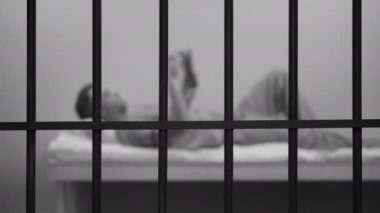 adam tutuklu hapiste