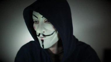Bir maskeli anonim bilgisayar korsanı sahne