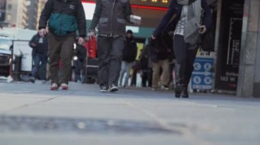 New York'ta insanlar düşük açılı kaldırım görünümünü