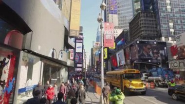 New York'ta kaldırım üzerinde kamera kayar