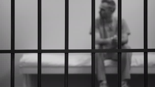 Man gevangene in de gevangenis — Stockvideo