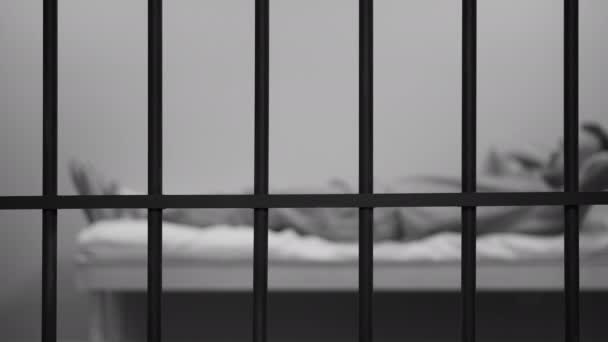 Man gevangene in de gevangenis — Stockvideo