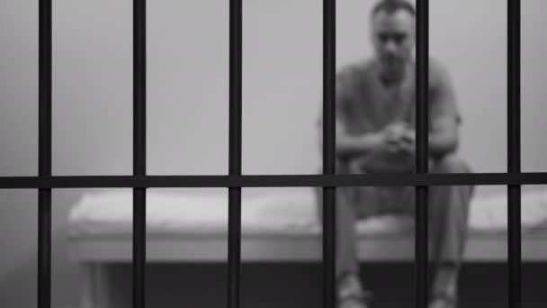 Uomo detenuto in carcere — Video Stock