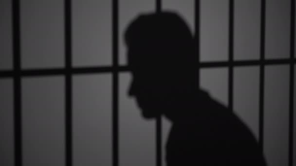 Silhouet van de mens in gevangenis — Stockvideo