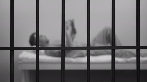 Mannen fånge i fängelset — Stockvideo