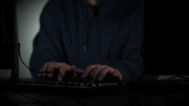 Cena de um hacker de computador anônimo mascarado — Vídeo de Stock