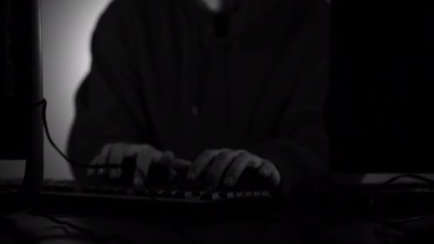 Scène van een gemaskerde Anonymous computer hacker — Stockvideo