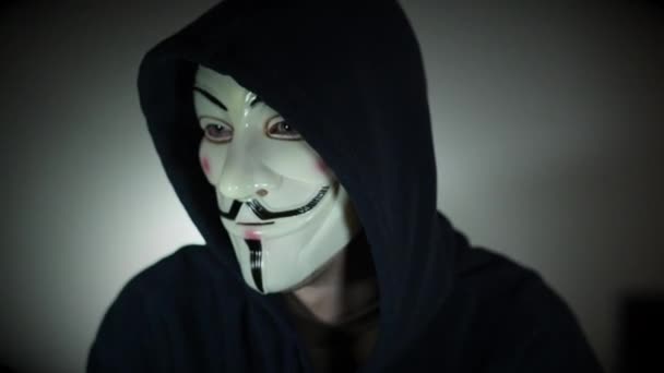 Scena di un hacker di computer anonimo mascherato — Video Stock