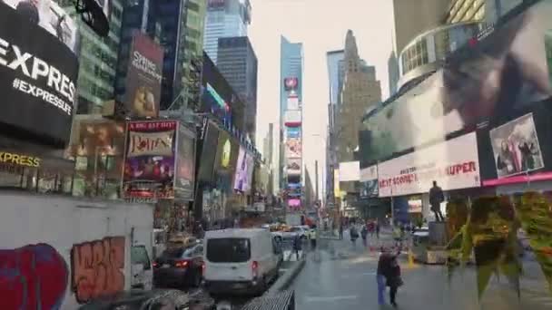 Kamera fliegt über den Bürgersteig in New York City — Stockvideo