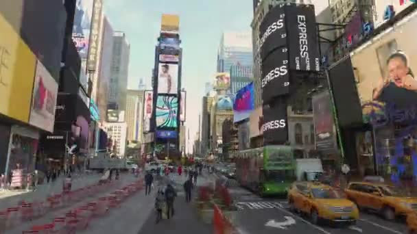 Câmera flutua sobre a calçada em Nova York — Vídeo de Stock