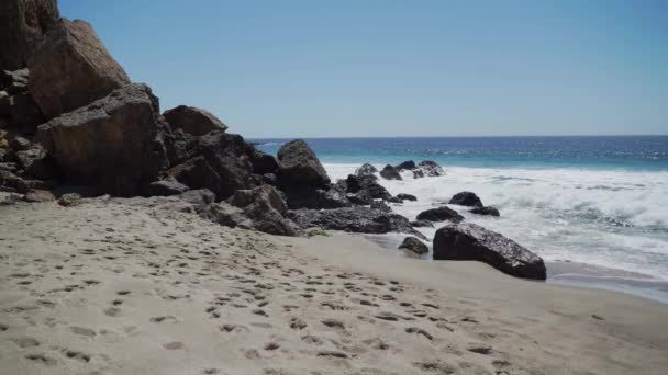 Пляж Point Dume в Калифорнии — стоковое видео