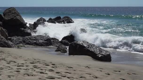 Point Dume praia oceano na Califórnia — Vídeo de Stock