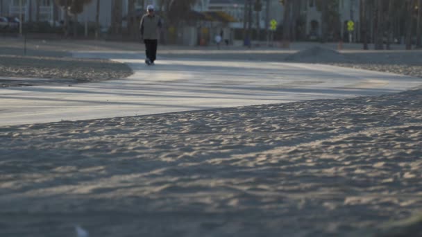 Άνθρωποι παίρνουν άσκηση κοντά σε προβλήτα της Σάντα Μόνικα. — Αρχείο Βίντεο