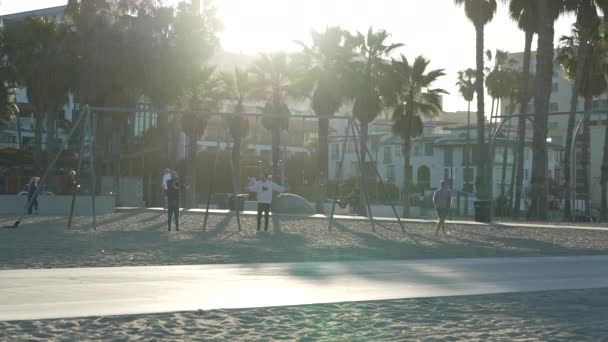 人们享受圣塔莫尼卡码头附近的海滩. — 图库视频影像
