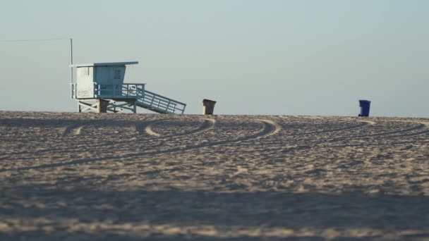 Joggersy w pobliżu życia straży stoisku w pobliżu molo w Santa Monica. — Wideo stockowe