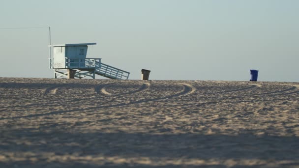 Joggers perto da cabine de salva-vidas perto do cais de Santa Monica . — Vídeo de Stock