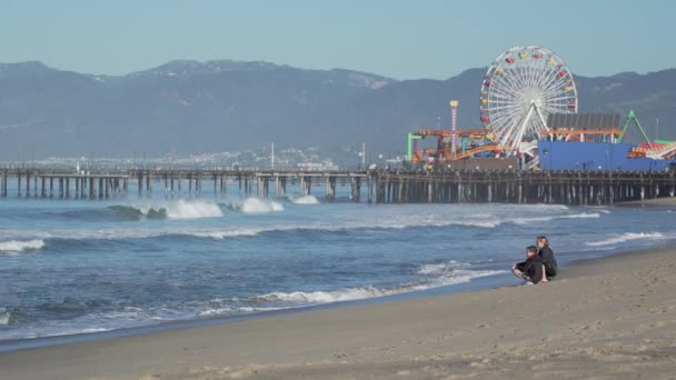 Santa Monica Pier yakınındaki aile. — Stok video