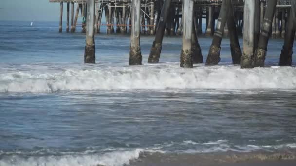 Pilas del muelle de Santa Monica — Vídeos de Stock