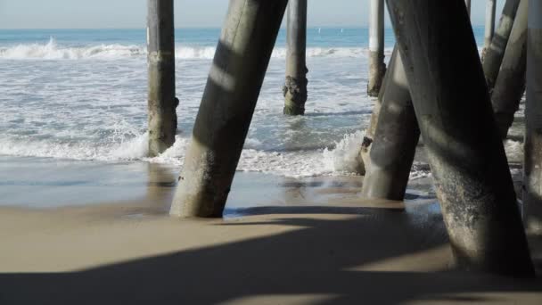 Pilas del muelle de Santa Monica — Vídeo de stock