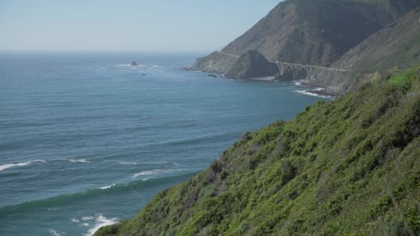 Plan large de la côte avec plan du pont historique en arrière-plan — Video