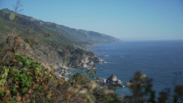 Inzoomen op mooie kustlijn langs Big Sur — Stockvideo