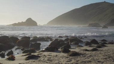 Görünümü bir kayalık Pfeiffer Beach