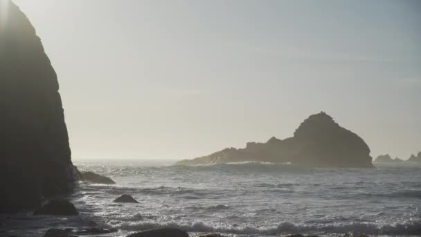 Al final de la tarde vista de rocas dramáticas por la playa de Pfeiffer — Vídeo de stock