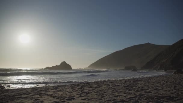 Низкое весеннее солнце на пляже Пфайффер — стоковое видео