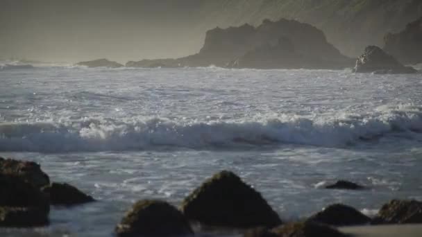 Surf lejano en la playa de Pfeiffer — Vídeo de stock